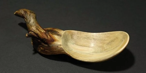 Krásná originální lžíce z kousku borového dřeva
