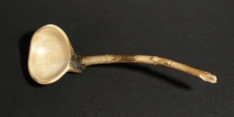 Krásná originální lžička z kousku jasanu